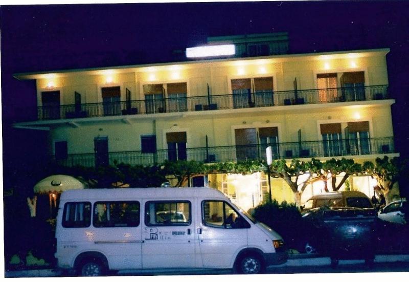 Pyrassos Hotel Néa Ankhíalos Exterior foto